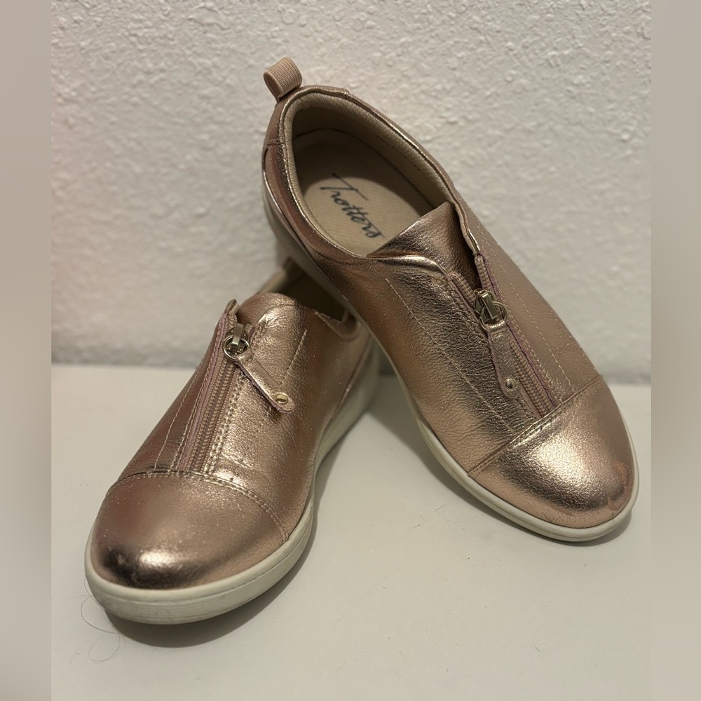 Trotters Zip-up Sneakers